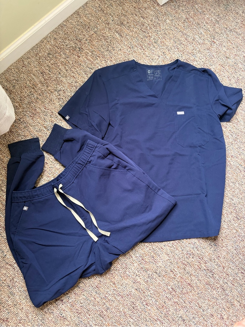 FIGS Navy Leon Three-Pocket Scrub Top & Tansen Jogger Scrub Pants in Large